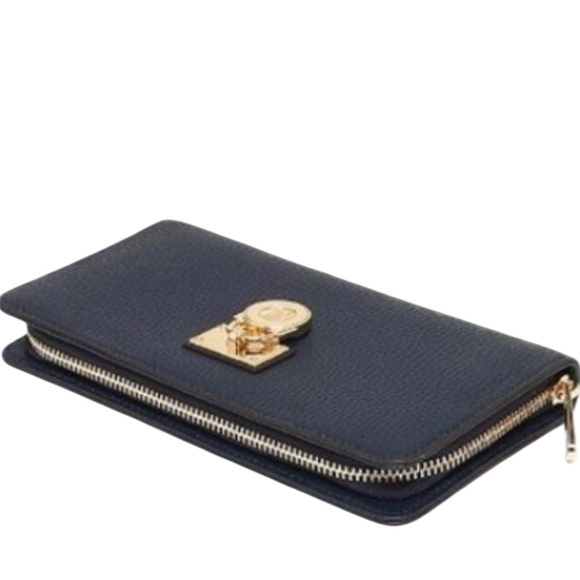 •Michael Kors Hamilton Traveler Large Zip
Around Black Leather Wallet With Lock - Picture 4 of 6